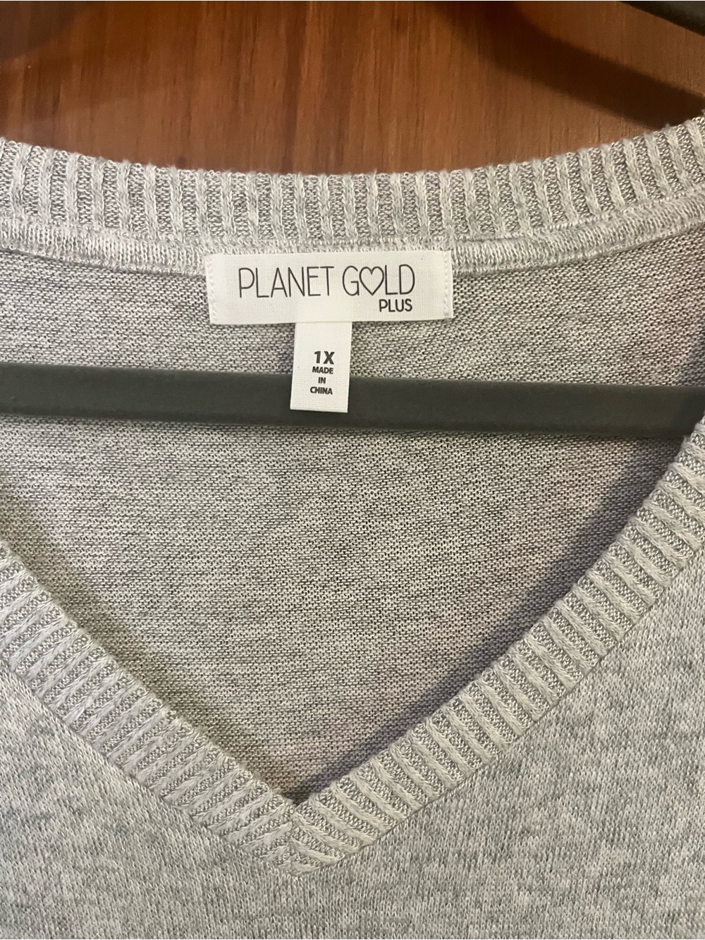 Planet Gold Light Grey V-Neck Knit Top NWT 1x - Picture 3 of 5
